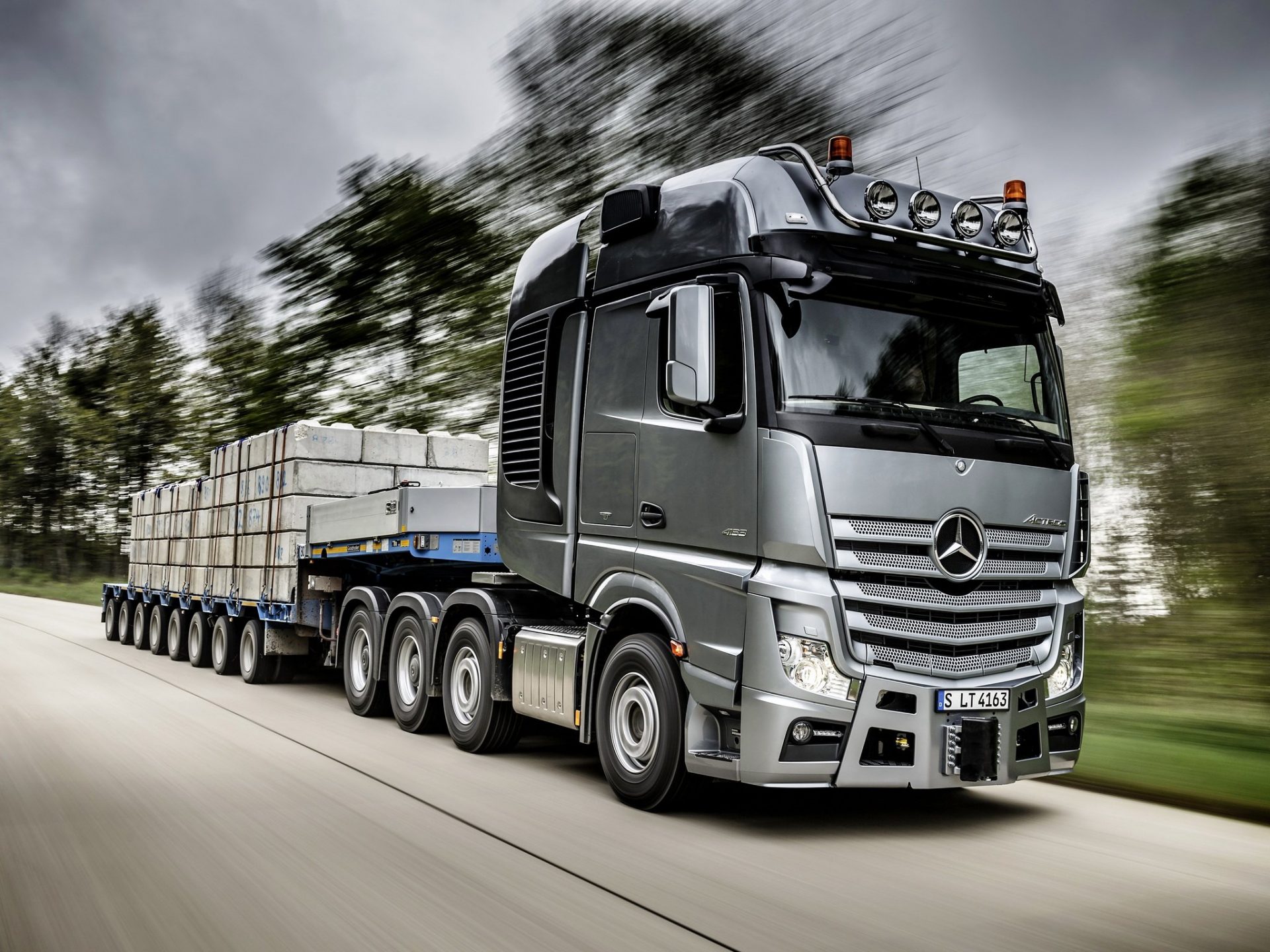 Mercedes_westerhof-trucks